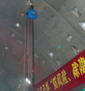 特鑿公司用手動倒鏈來運輸安裝地鐵用機械設(shè)備